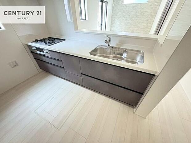 大人気の対面式システムキッチンを採用しています!ご家族のコミュニケーションが自然と増える設計です。お子様にも目が届くので嬉しいですね!広々使えて快適で作業が進みます。