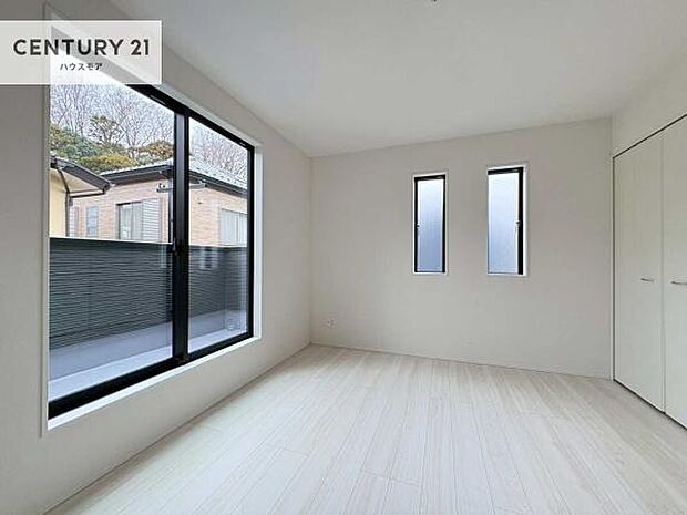 バルコニーに面している洋室です。明るく温もりがあり、換気もしっかりできます!朝起きて、外に出て背伸びをしつつ深呼吸をし良い朝を迎え入れることができます。