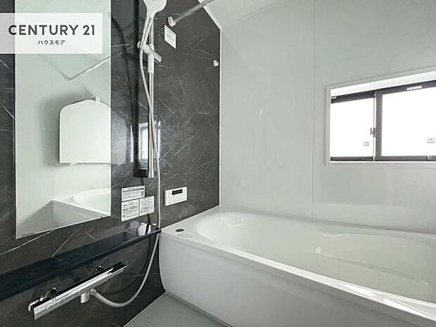 落ち着きある大人の雰囲気のバスルームは、味が出ていてバスタイムが充実!お仕事頑張っているご褒美にお好みの匂いの入浴剤を入れて、楽しんでみてはいかがでしょうか?