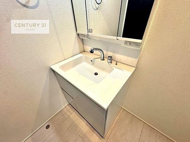 深い洗面台ボウルは、水が跳ねにくいのでお手入れが楽々!清潔感が保てます!キレイな洗面所で自分磨きのモチベーションが上がりますね!