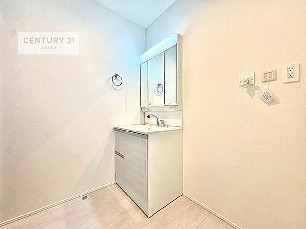 三面鏡仕様の洗面所は、身だしなみがしやすい造り!裏は収納になっています。ドライヤーやお化粧道具を片付けられるので洗面台周りをスッキリと見せることが出来ます!