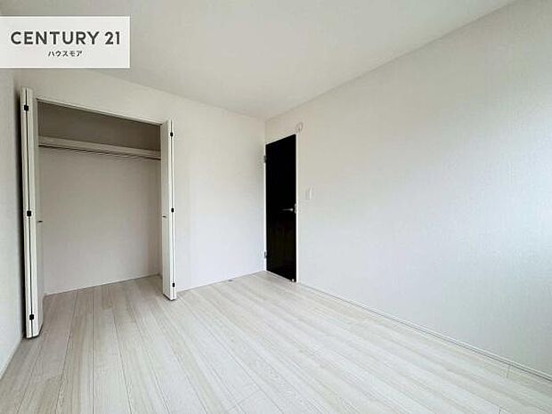 洋室は子供部屋や寝室、色々と用途多彩に利用できますね。収納力もたっぷりなので、広々気持ちよく過ごすことができます。