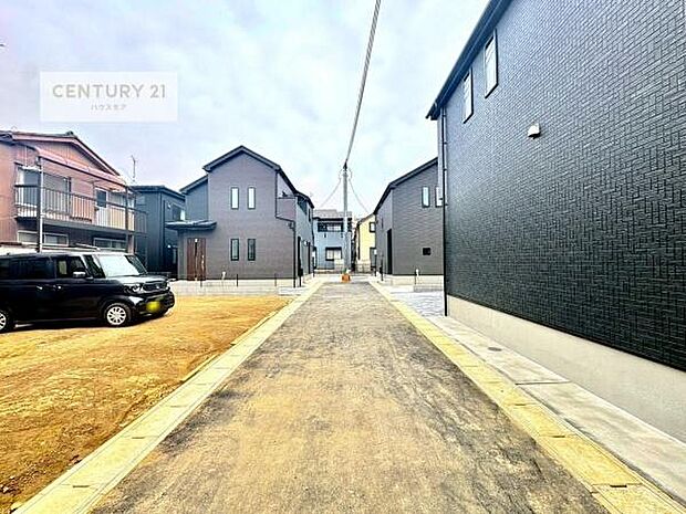 前面道路は6.55m!陽当り良好な立地です。車庫入れが苦手な方も安心ですね。