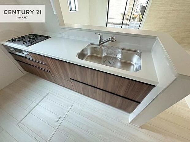 大人気の対面式システムキッチンを採用しています!ご家族のコミュニケーションが自然と増える設計です。お子様にも目が届くので嬉しいですね!広々使えて快適で作業が進みます。