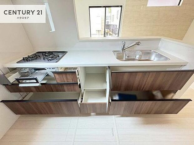 収納スペースが豊富で、調理スペースがスッキリと片付きひろ~く活用できます!快適に作業ができます!毎日の料理が捗ります!