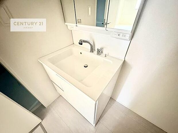 深い洗面台ボウルは、水が跳ねにくいのでお手入れが楽々!清潔感が保てます!キレイな洗面所で自分磨きのモチベーションが上がりますね!