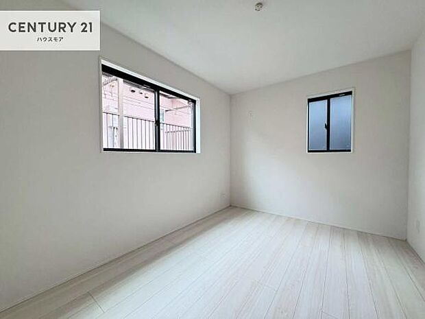 2面採光を確保した明るい室内は、風通しも良く、明るく大変居心地の良い空間となっております。リラックスして過ごせる心地の良いお部屋です!