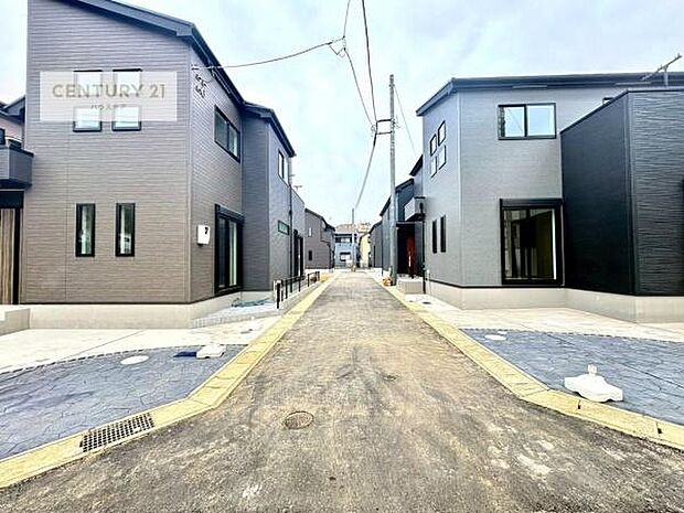 前面道路は6.55m!陽当り良好な立地です。車庫入れが苦手な方も安心ですね。