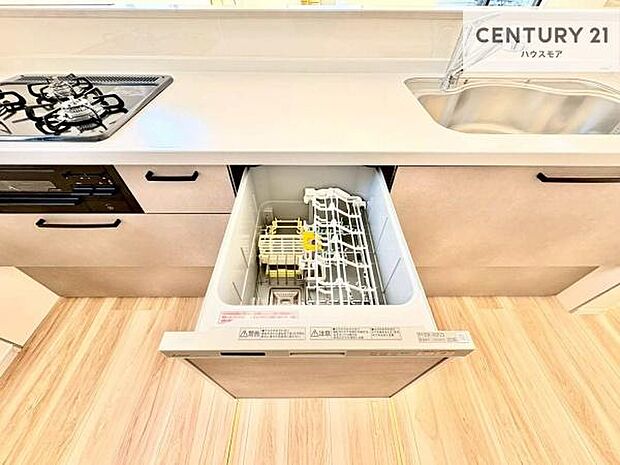 食洗機付きのキッチンです!忙しい時や手荒れ防止として大変活躍する便利な仕様です!ビルトインなのでキッチンの場所を取らず調理スペースを広く使うことが出来ます!