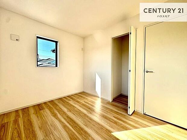 掃き出し窓がないお部屋は、お子様のお部屋としても安心です!収納スペースも充実しているので散らかったお部屋をサッと片付けられます!