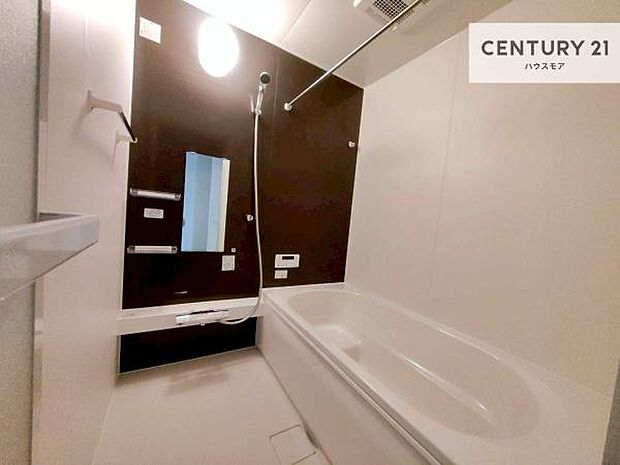 落ち着きある大人の雰囲気のバスルームは、味が出ていてバスタイムが充実!お仕事頑張っているご褒美にお好みの匂いの入浴剤を入れて、楽しんでみてはいかがでしょうか?