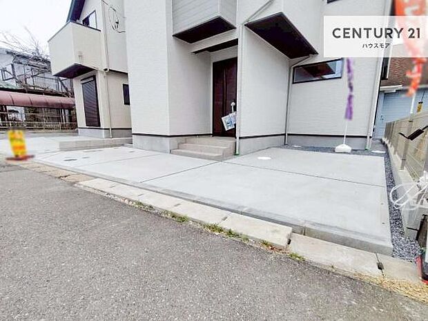 駐車スペースは2台分あります!セカンドカーはもちろん、バイクや自転車なども置き場所に困りません。