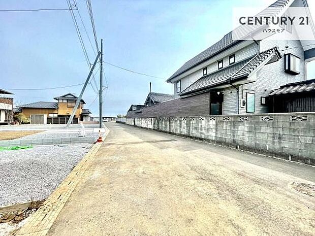 前面道路は4.7m!陽当り良好な立地です。車庫入れが苦手な方も安心ですね。