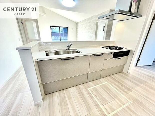 大人気の対面式システムキッチンを採用しています!ご家族のコミュニケーションが自然と増える設計です。お子様にも目が届くので嬉しいですね!広々使えて快適で作業が進みます。