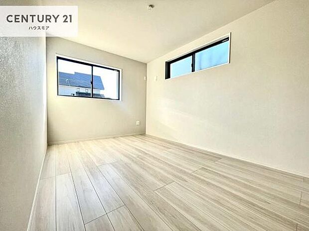 優しい光が差し込む洋室は、朝の目覚めも気持ちが良さそうですね。おうち時間もゆったりと過ごすことができます。優しい色合いのフローリングがどんな家具にもマッチします!