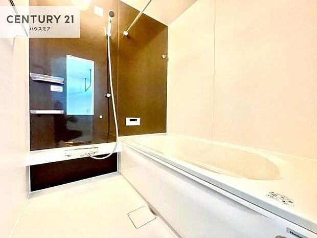 落ち着きある大人の雰囲気のバスルームは、味が出ていてバスタイムが充実!お仕事頑張っているご褒美にお好みの匂いの入浴剤を入れて、楽しんでみてはいかがでしょうか?