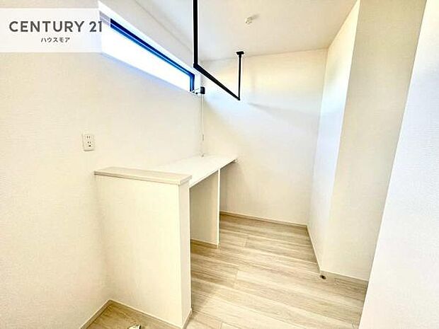 広々としたランドリースペースにはカウンターつき!一時的な着替えの置き場所やアイロンがけにも活用できて便利です!