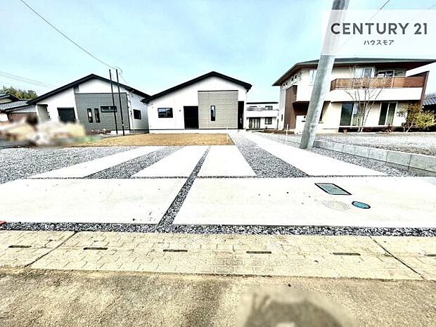 駐車スペースは2台分あります!セカンドカーはもちろん、バイクや自転車なども置き場所に困りません。