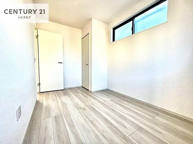 洋室は子供部屋や寝室、色々と用途多彩に利用できますね。収納力もたっぷりなので、広々気持ちよく過ごすことができます。