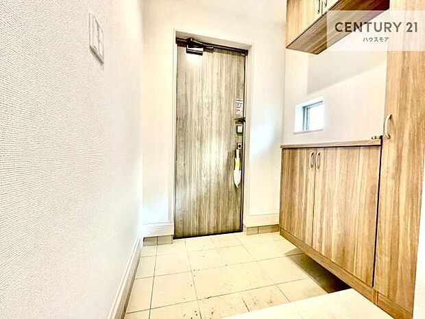 シューズボックス付きなので、玄関が片付きお掃除がしやすいです!スッキリした玄関で戸を開けた瞬間、清潔感のある心地いい空間が出迎えてくれます。