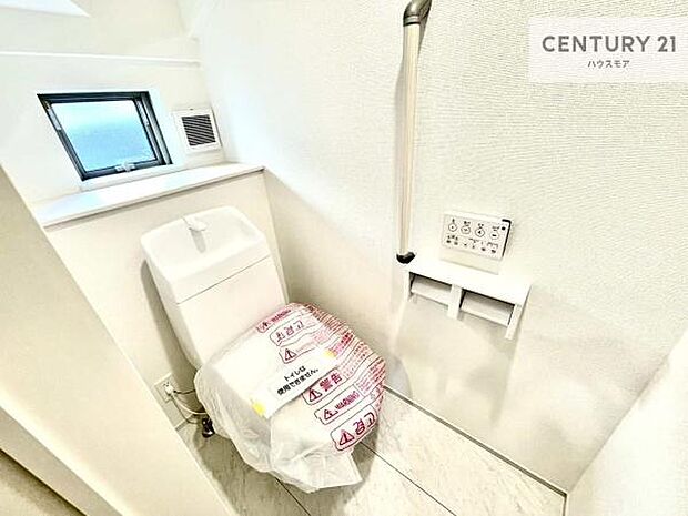 1・2階にトイレがございます!朝の忙しい時間帯も待たずにすみそうですね。白を基調とした清潔感のあるトイレでお手入れがしやすいです!