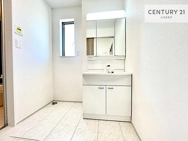 小窓付きの明るい洗面室です!湿気もすぐに入れ替えができて清潔に保つことができます!自然光が差し込むのでお化粧の仕上がりも良くなりますね!