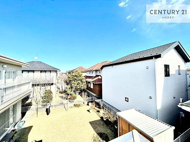 晴れた日には青い空を見渡せる開放的な時間を楽しめます。気持ちの良い風が通り抜ける街並みです!