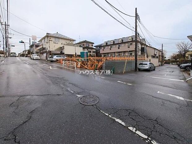前面道路は9m×6m!陽当り良好な立地です。車庫入れが苦手な方も安心ですね。