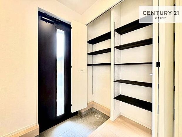 シューズボックス付きなので、玄関が片付きお掃除がしやすいです!スッキリした玄関で戸を開けた瞬間、清潔感のある心地いい空間が出迎えてくれます。