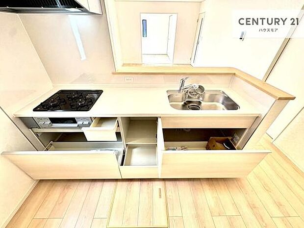 収納スペースが豊富で、調理スペースがスッキリと片付きひろ~く活用できます!快適に作業ができます!毎日の料理が捗ります!