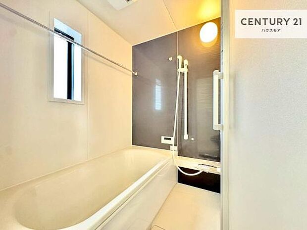 落ち着きある大人の雰囲気のバスルームは、味が出ていてバスタイムが充実!お仕事頑張っているご褒美にお好みの匂いの入浴剤を入れて、楽しんでみてはいかがでしょうか?