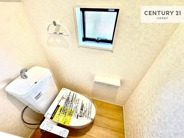 1・2階にトイレがございます!朝の忙しい時間帯も待たずにすみそうですね。白を基調とした清潔感のあるトイレでお手入れがしやすいです!