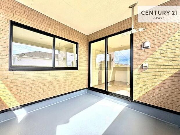 ルーフバルコニー!屋根が付いているので、急に雨が降っても濡れにくく安心!強い日差しもカットしてくれるので、お天気の良い日は、お外へ出て深呼吸するのもよさそうです!