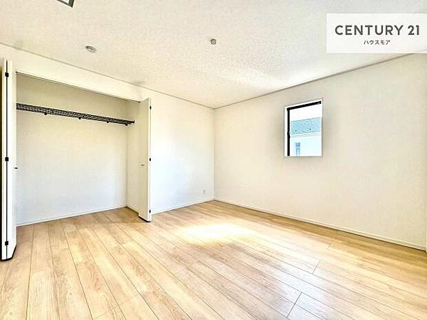 洋室は子供部屋や寝室、色々と用途多彩に利用できますね。収納力もたっぷりなので、広々気持ちよく過ごすことができます。