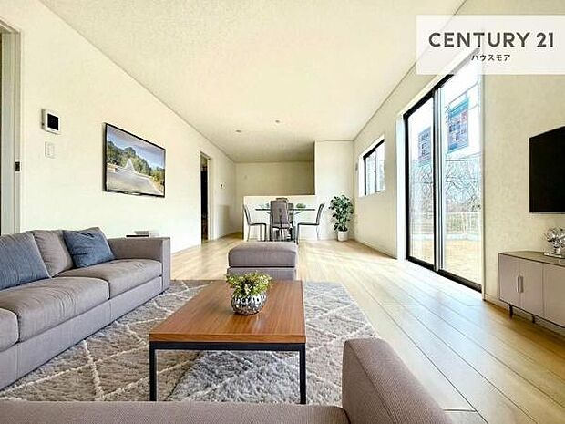 家具はCGパースです。心地良いリビングは家族が自然と集まります。家族団欒の時間が増えそうです。ご家族と、より一層充実した時間を過ごせそうですね。