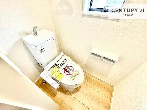 1・2階にトイレがございます!朝の忙しい時間帯も待たずにすみそうですね。白を基調とした清潔感のあるトイレでお手入れがしやすいです!