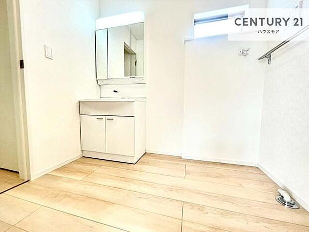 小窓付きの明るい洗面室です!湿気もすぐに入れ替えができて清潔に保つことができます!自然光が差し込むのでお化粧の仕上がりも良くなりますね!