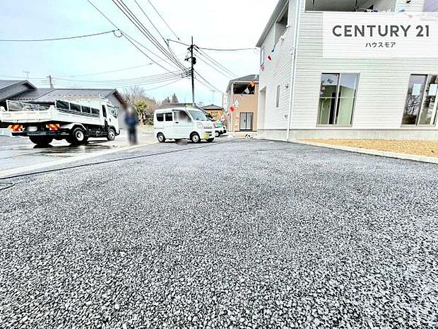 駐車スペースは2台分あります!セカンドカーはもちろん、バイクや自転車なども置き場所に困りません。