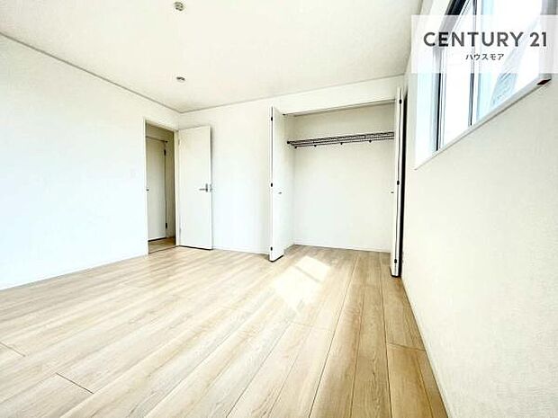 全居室に収納スペースを備えており、衣類や日用品をしっかり整理可能。お部屋を広く快適にお使いいただける、使い勝手の良い間取りです。