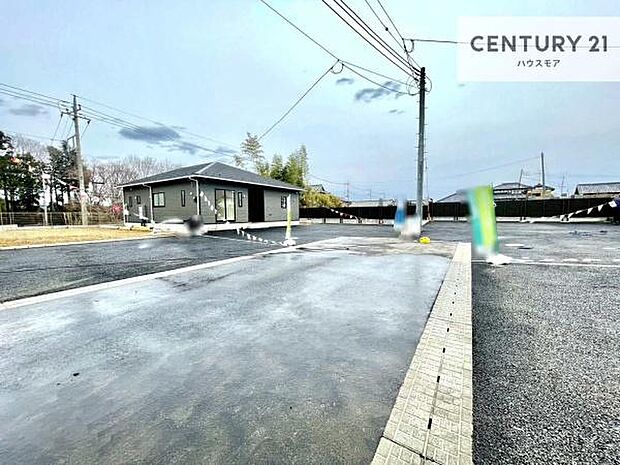 前面道路は5.65m×6m!陽当り良好な立地です。車庫入れが苦手な方も安心ですね。