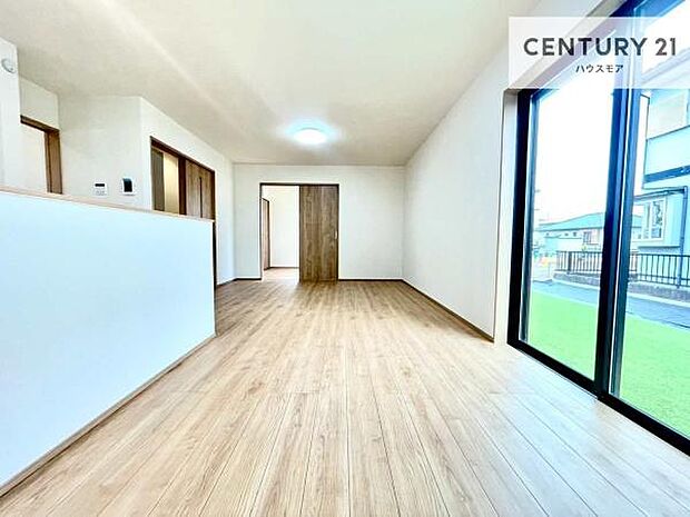 開放感のある広々LDK!ソファーやダイニングテーブルを置いても窮屈にならないので快適に過ごせます!コミュニケーションが取りやすいリビングです。