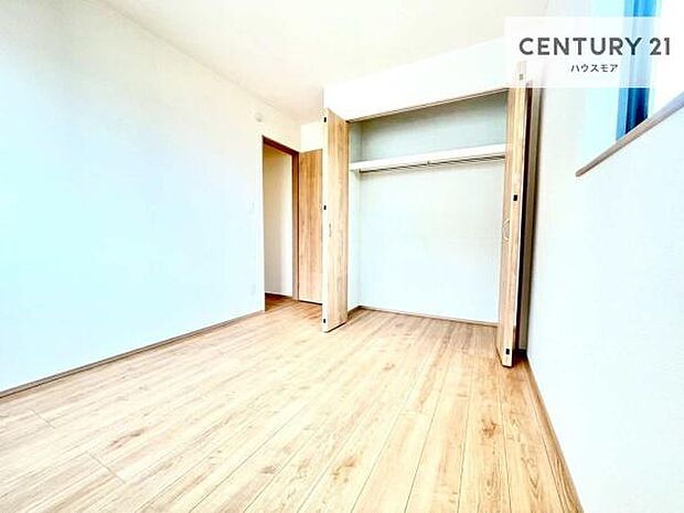 掃き出し窓がないお部屋は、お子様のお部屋としても安心です!収納スペースも充実しているので散らかったお部屋をサッと片付けられます!