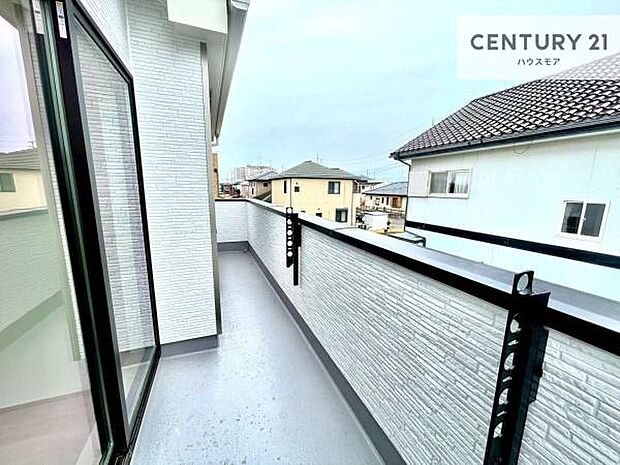 広々としているバルコニーです!お洗濯物を干すのはもちろん風に当たりながらくつろぎタイムが送れます!