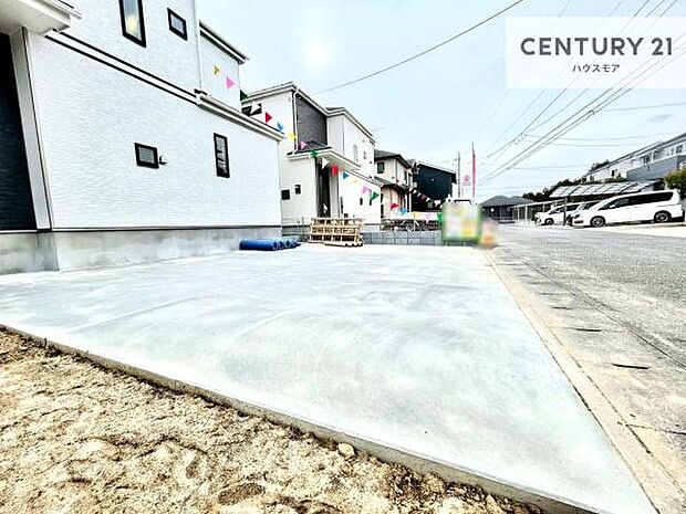 駐車スペースは3台分あります!セカンドカーはもちろん、バイクや自転車なども置き場所に困りません。