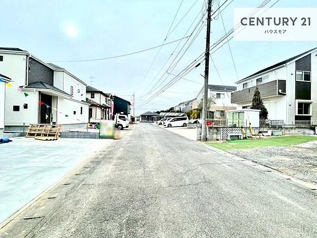 前面道路は6m!陽当り良好な立地です。車庫入れが苦手な方も安心ですね。