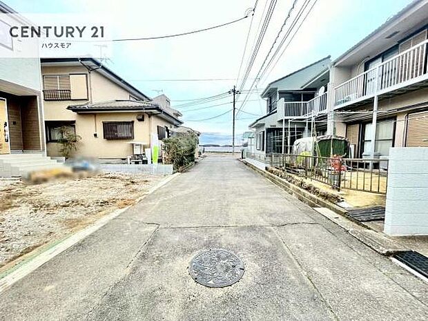 前面道路は5m!陽当り良好な立地です。車庫入れが苦手な方も安心ですね。
