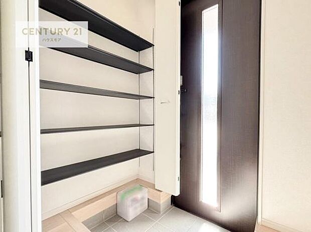 シューズボックス付きなので、玄関が片付きお掃除がしやすいです!スッキリした玄関で戸を開けた瞬間、清潔感のある心地いい空間が出迎えてくれます。(同仕様)