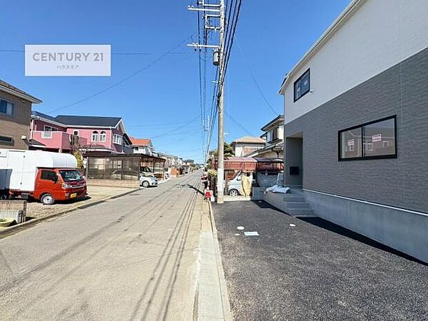 前面道路は6.02m!陽当り良好な立地です。車庫入れが苦手な方も安心ですね。