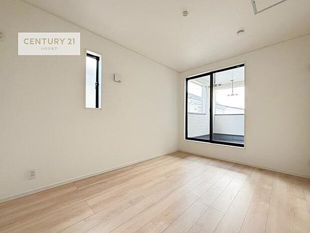 バルコニーに面した洋室。優しい光が差し込む洋室は、朝の目覚めも気持ちが良さそうですね。おうち時間もゆったりと過ごすことができます。優しい色合いのフローリングがどんな家具にもマッチします!(同仕様)