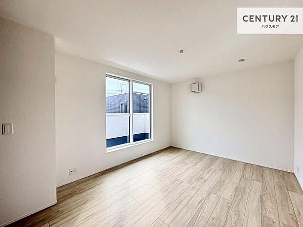 バルコニーへ面した洋室なので天気のいい日はバルコニーへ出てリフレッシュするのもいいですね!充実したプライベートタイムが送れる洋室!陽当たり、風通し良好です。